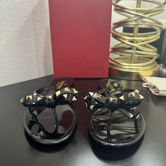 Valentino Garavani Rockstud Bow Jelly Thong Sandal Black 38 - Picture 2 of 9